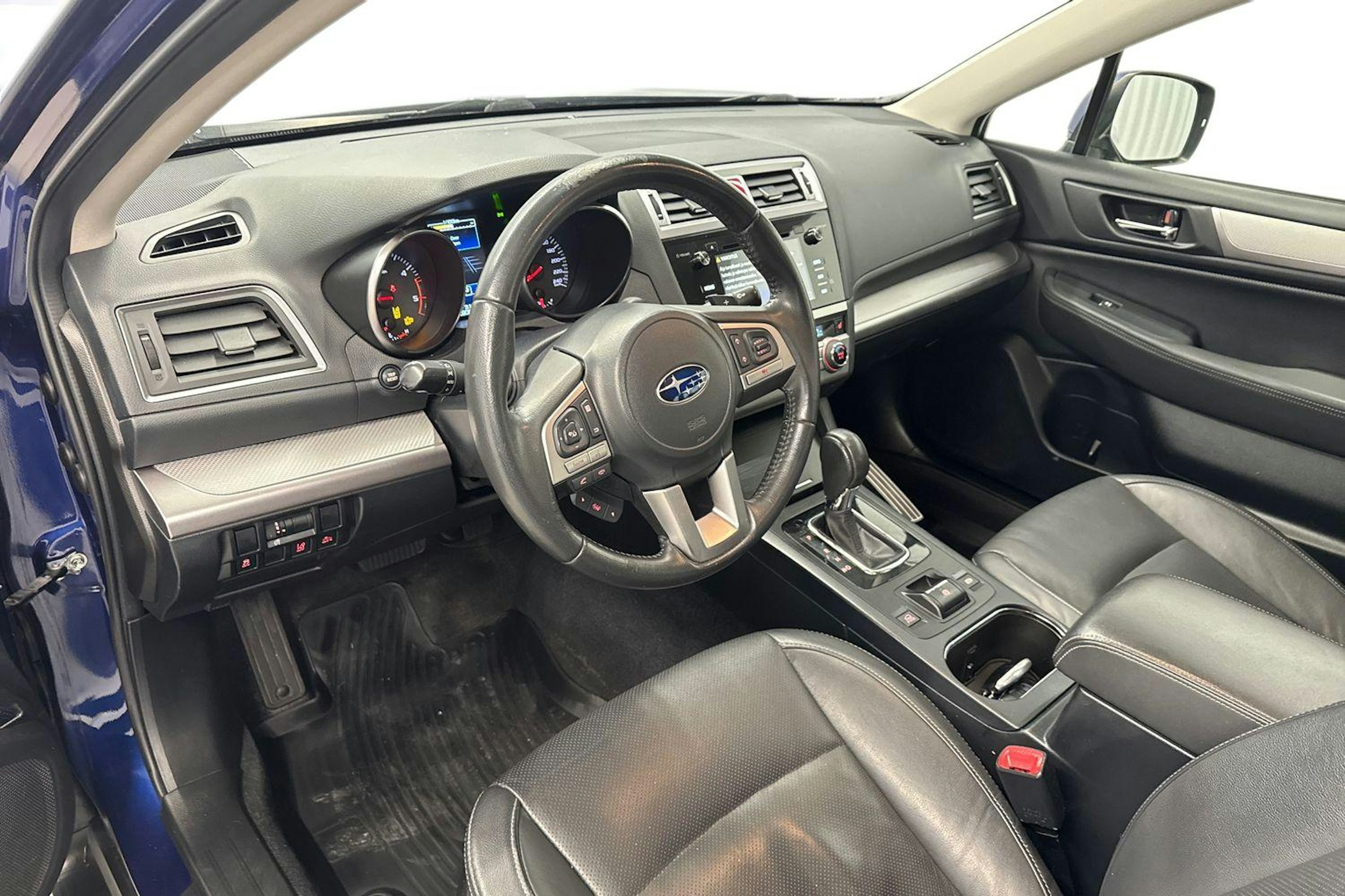 sininen Subaru Outback 2016 kuva 7.