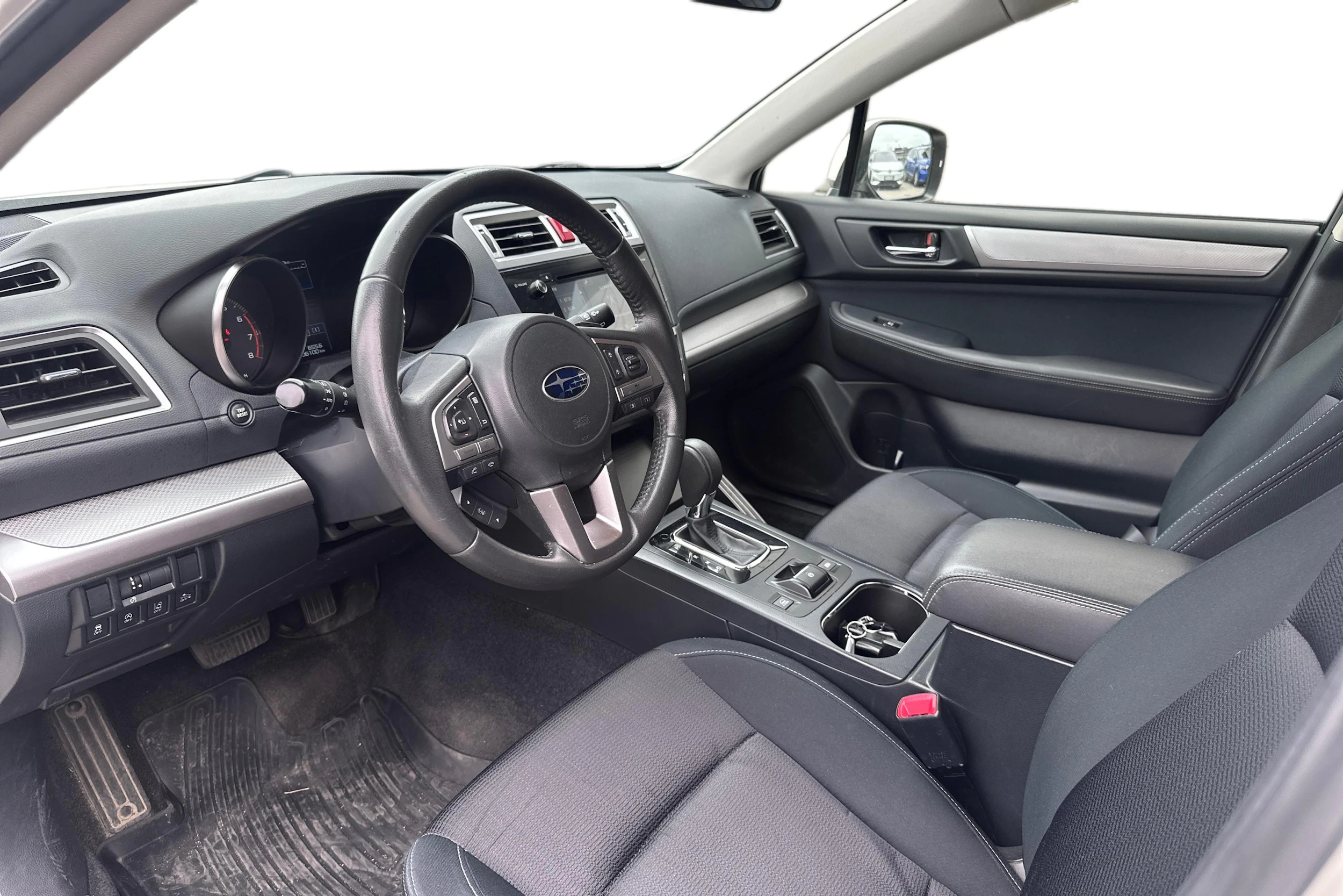 Valkoinen Subaru Outback 2016 kuva 3.