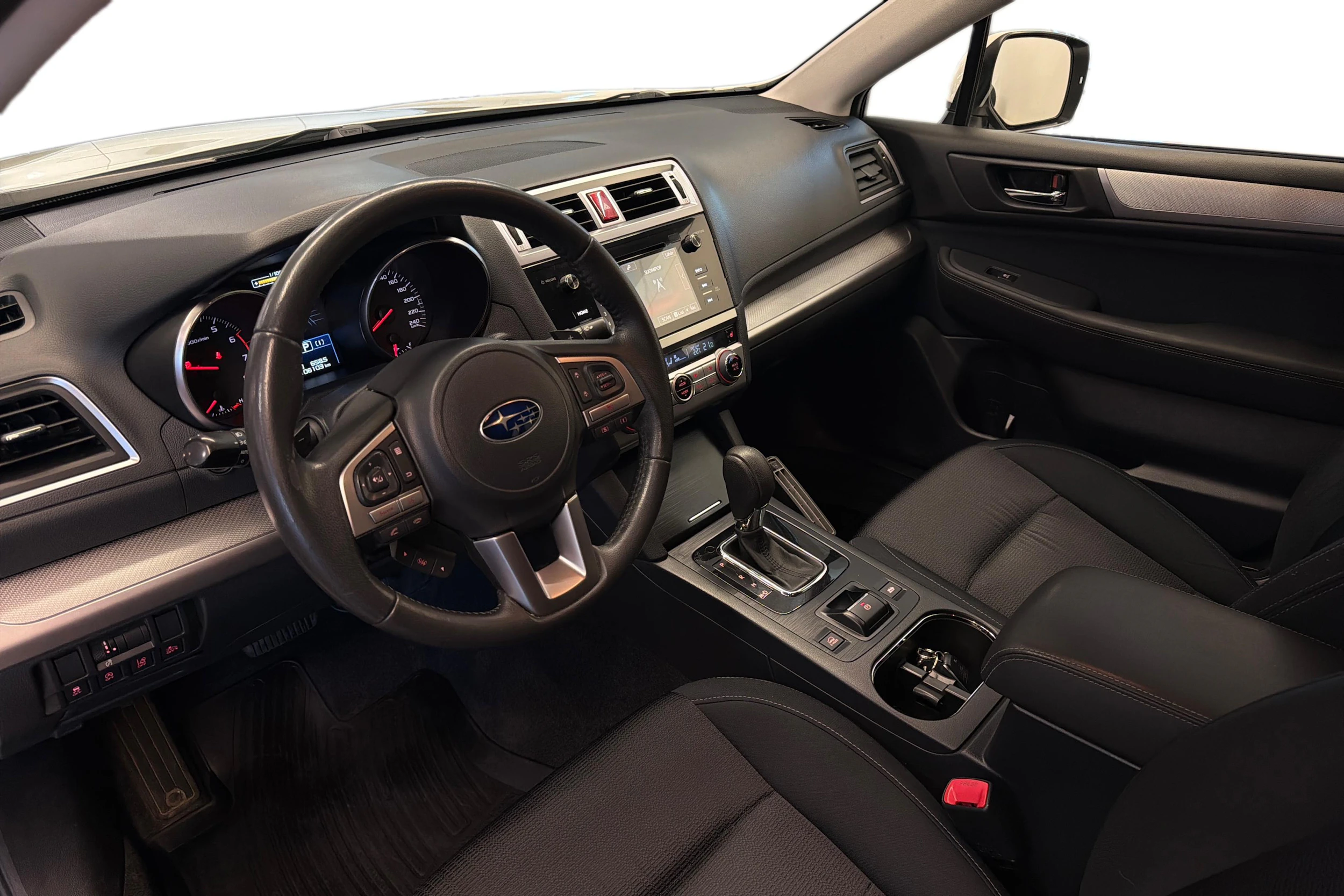 Valkoinen Subaru Outback 2016 kuva 8.