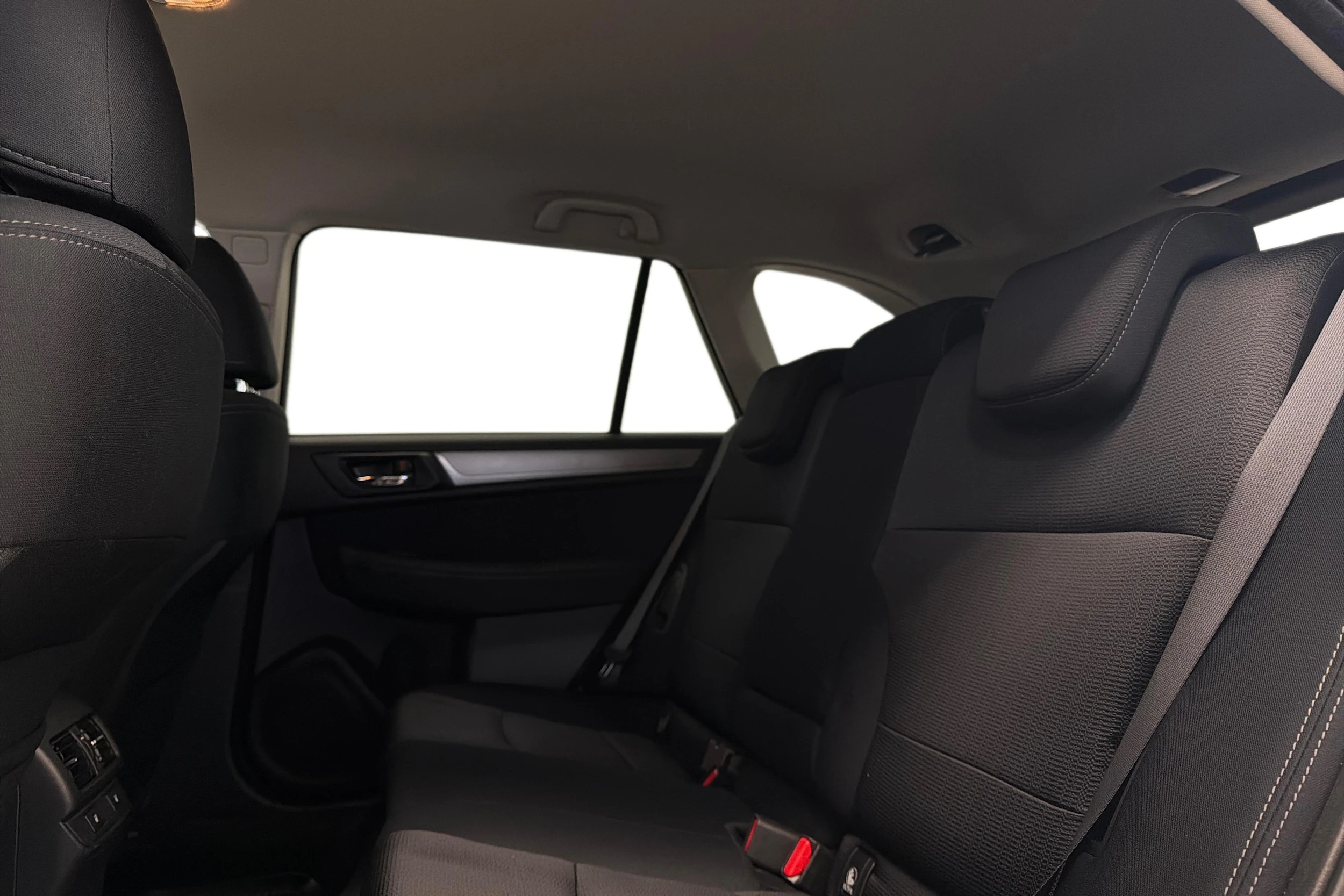Valkoinen Subaru Outback 2016 kuva 11.