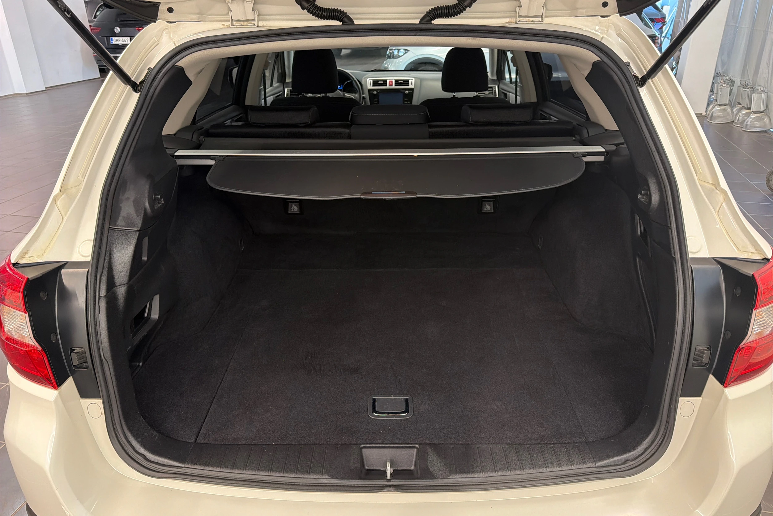 Valkoinen Subaru Outback 2016 kuva 15.