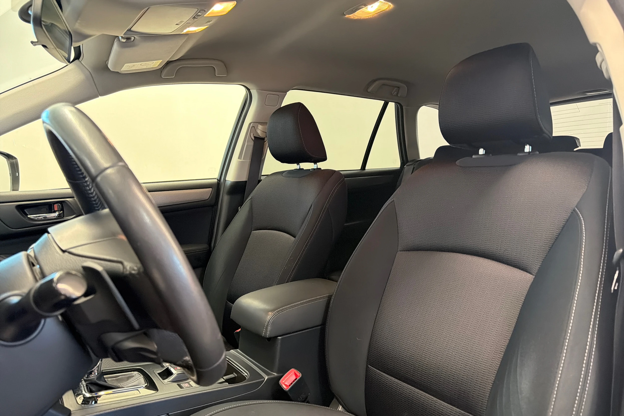 Valkoinen Subaru Outback 2016 kuva 16.