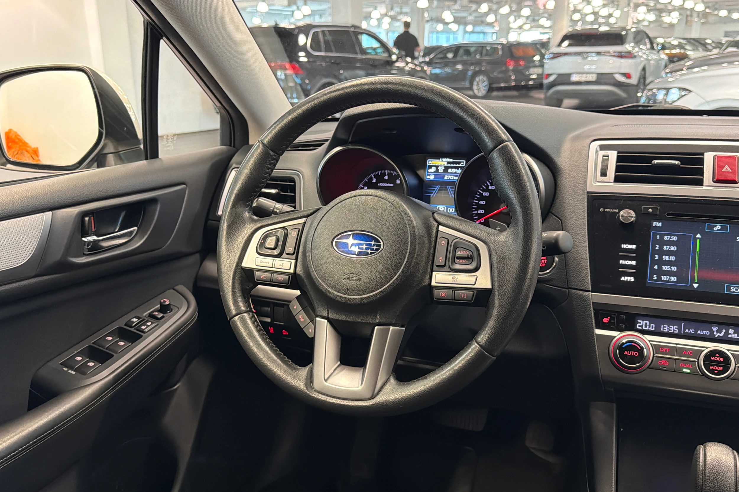 Valkoinen Subaru Outback 2016 kuva 18.