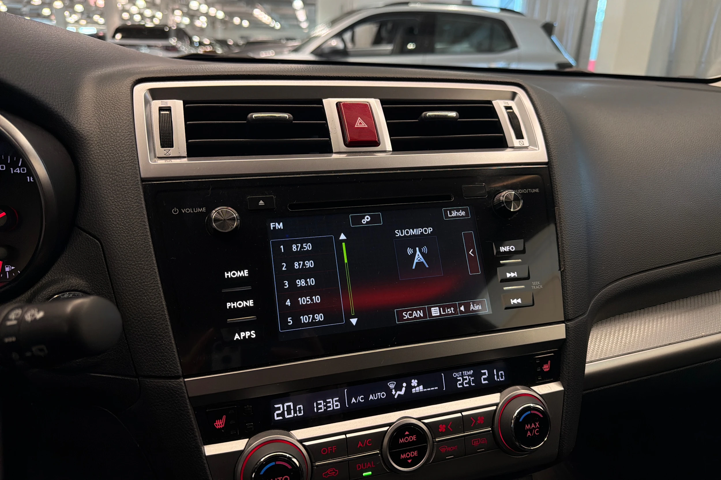 Valkoinen Subaru Outback 2016 kuva 26.