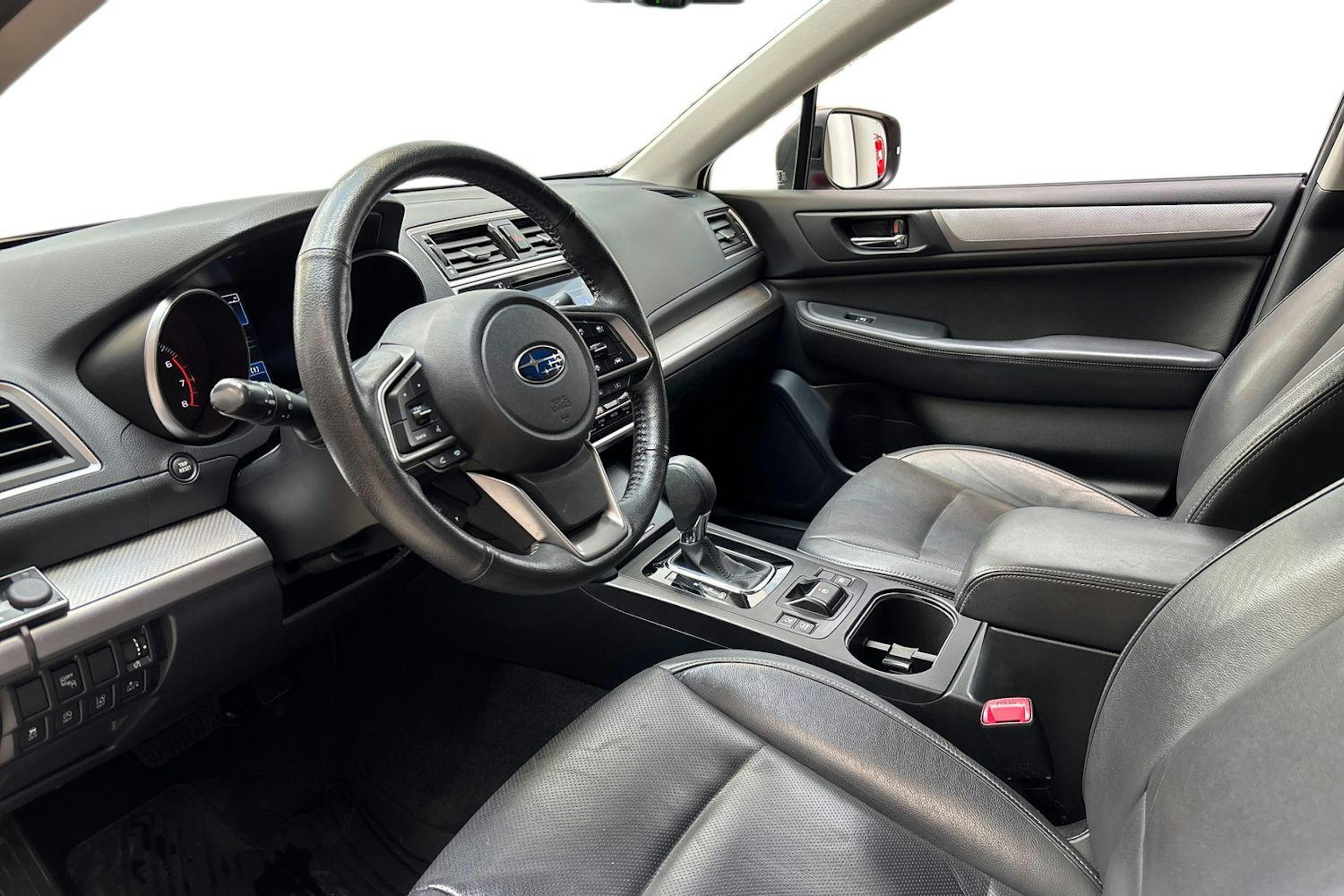 Punainen Subaru Outback 2018 kuva 7.