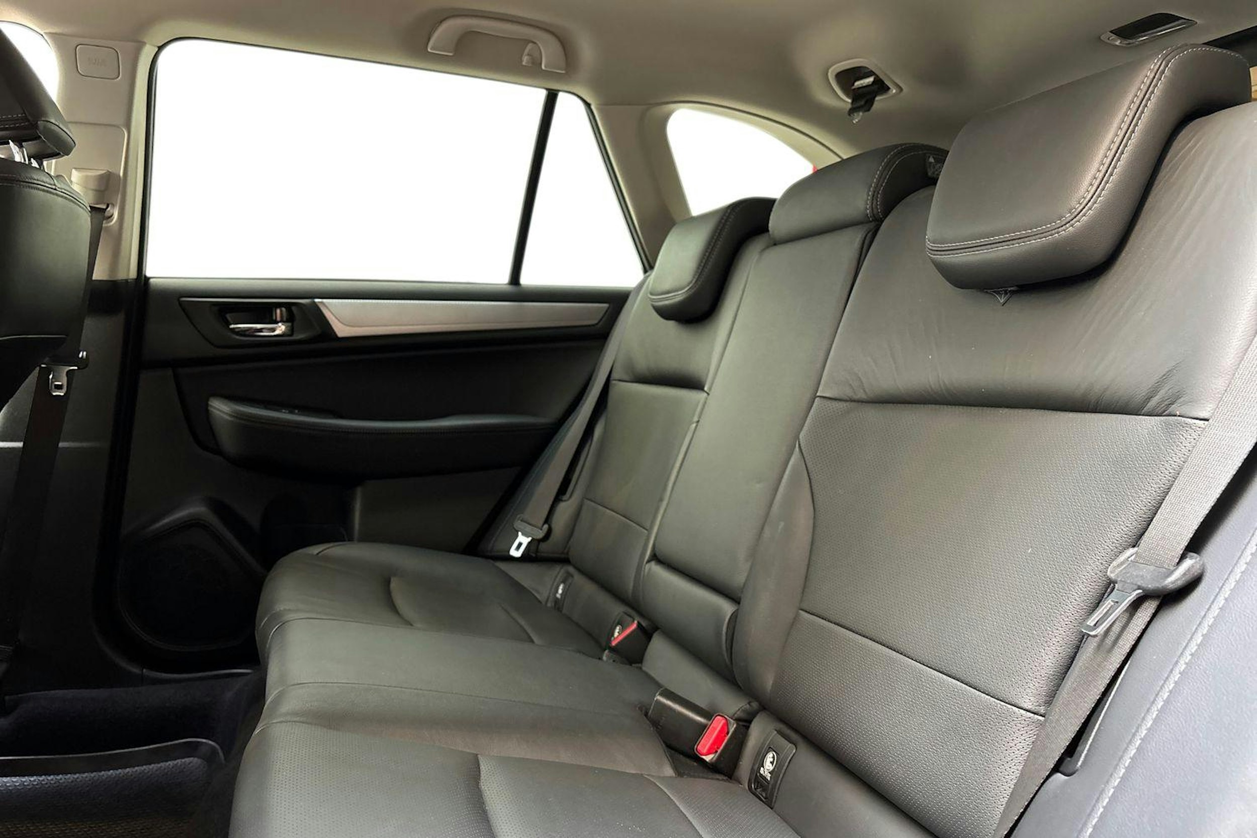 Punainen Subaru Outback 2018 kuva 10.