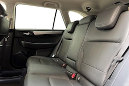 Punainen Subaru Outback 2018 kuva 10.