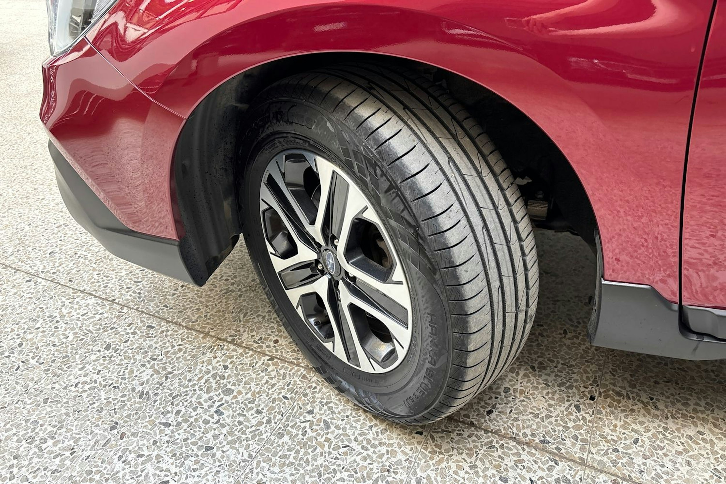 Punainen Subaru Outback 2018 kuva 13.