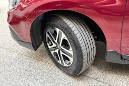 Punainen Subaru Outback 2018 kuva 13.