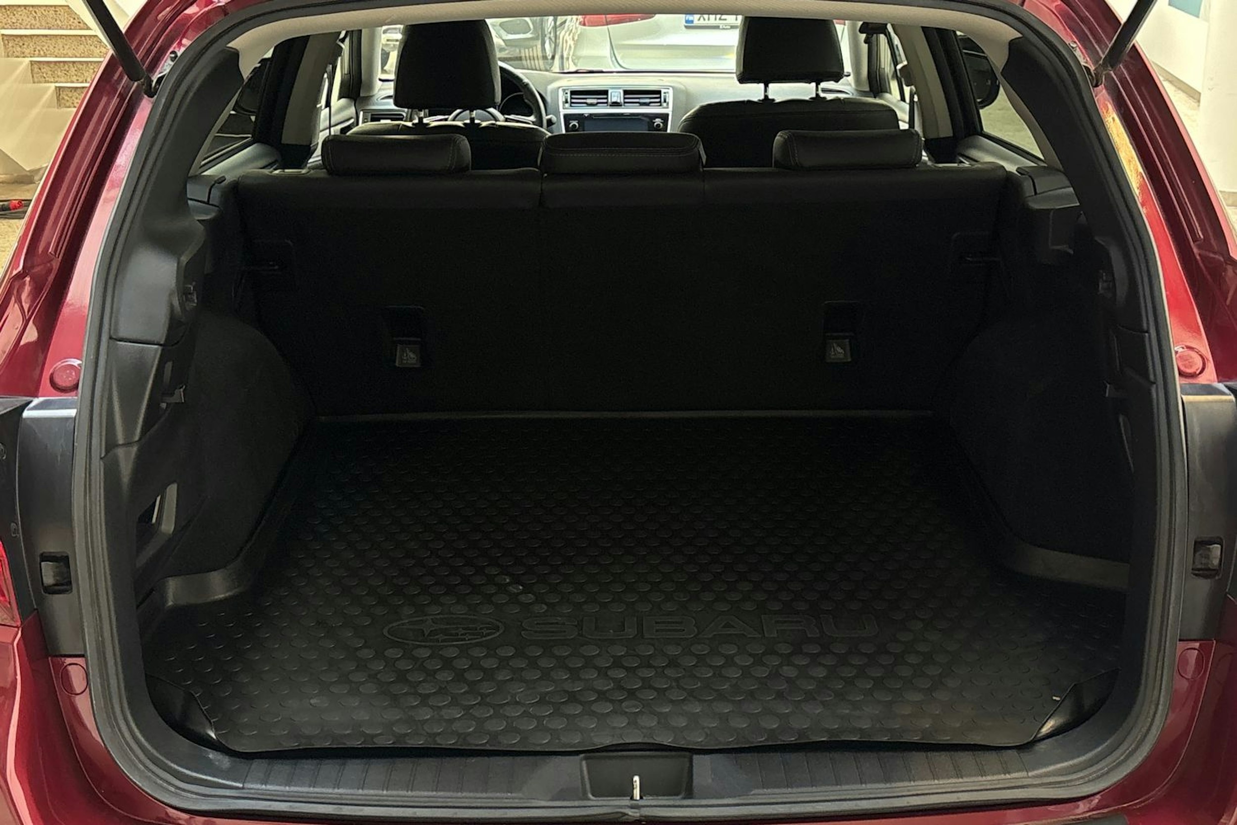 Punainen Subaru Outback 2018 kuva 14.