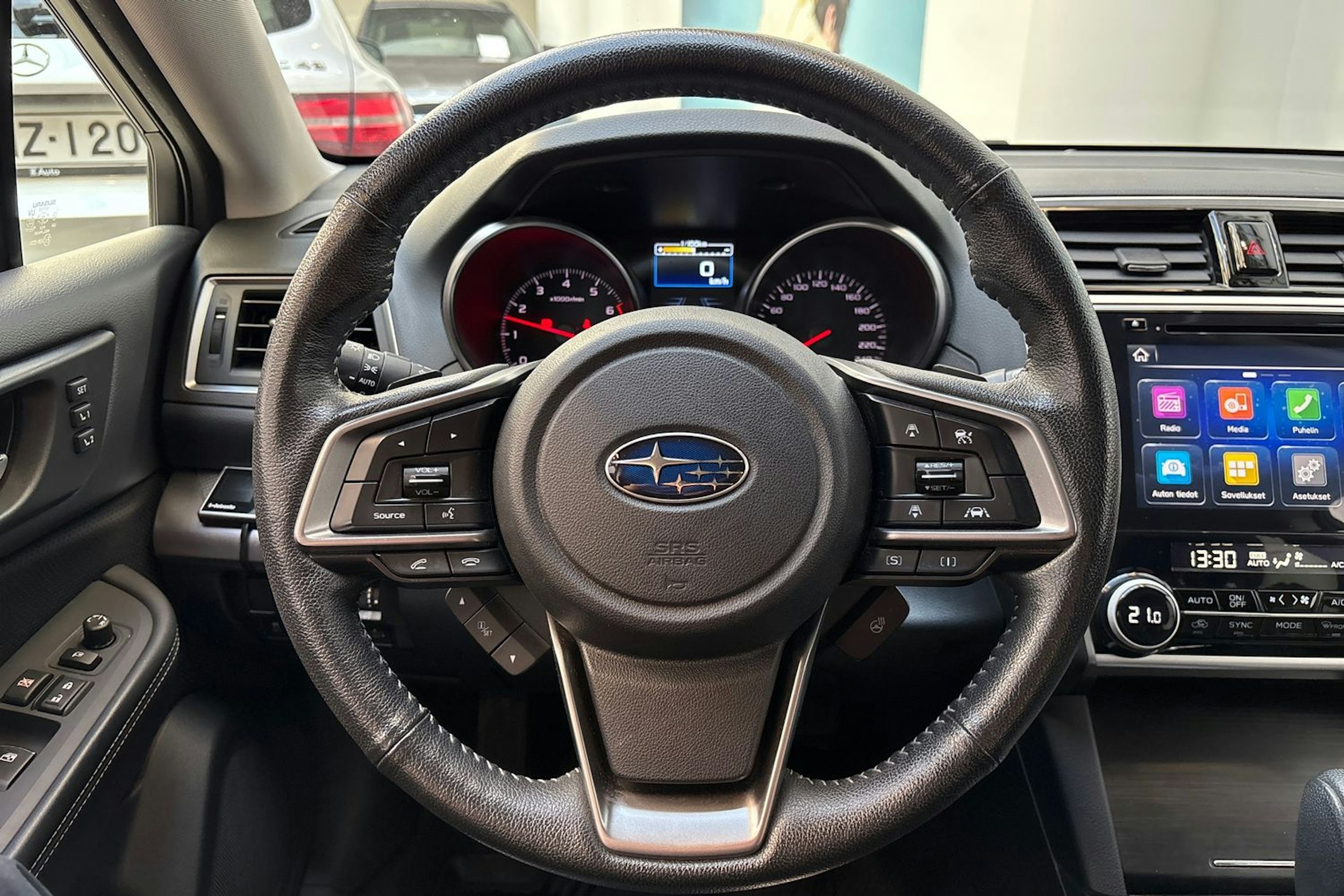 Punainen Subaru Outback 2018 kuva 18.