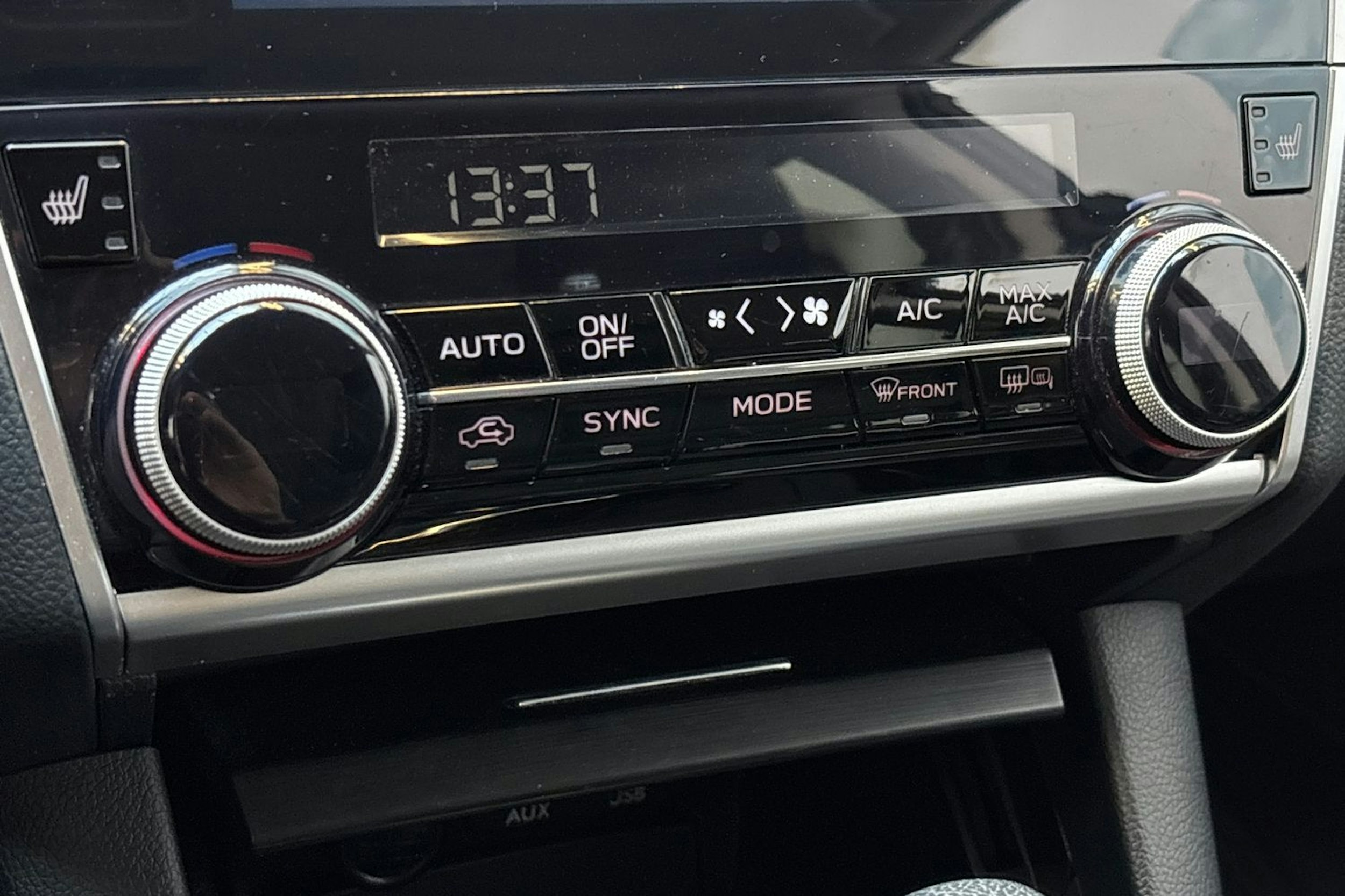 Punainen Subaru Outback 2018 kuva 24.