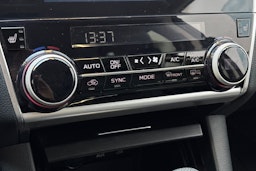 Punainen Subaru Outback 2018 kuva 24.