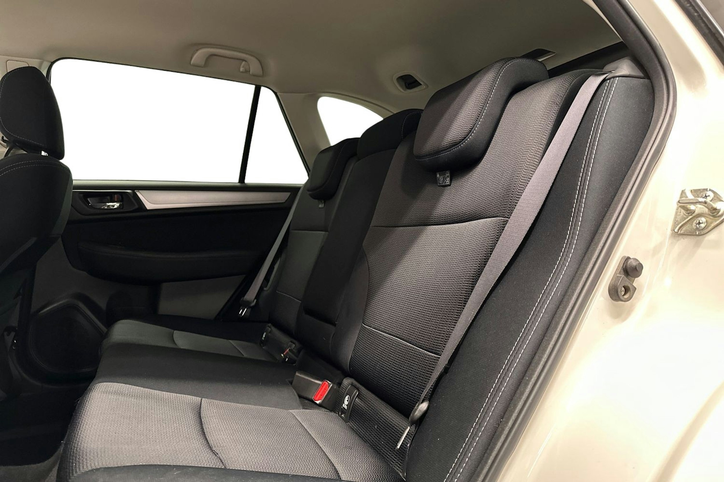 valkoinen Subaru Outback 2020 kuva 10.