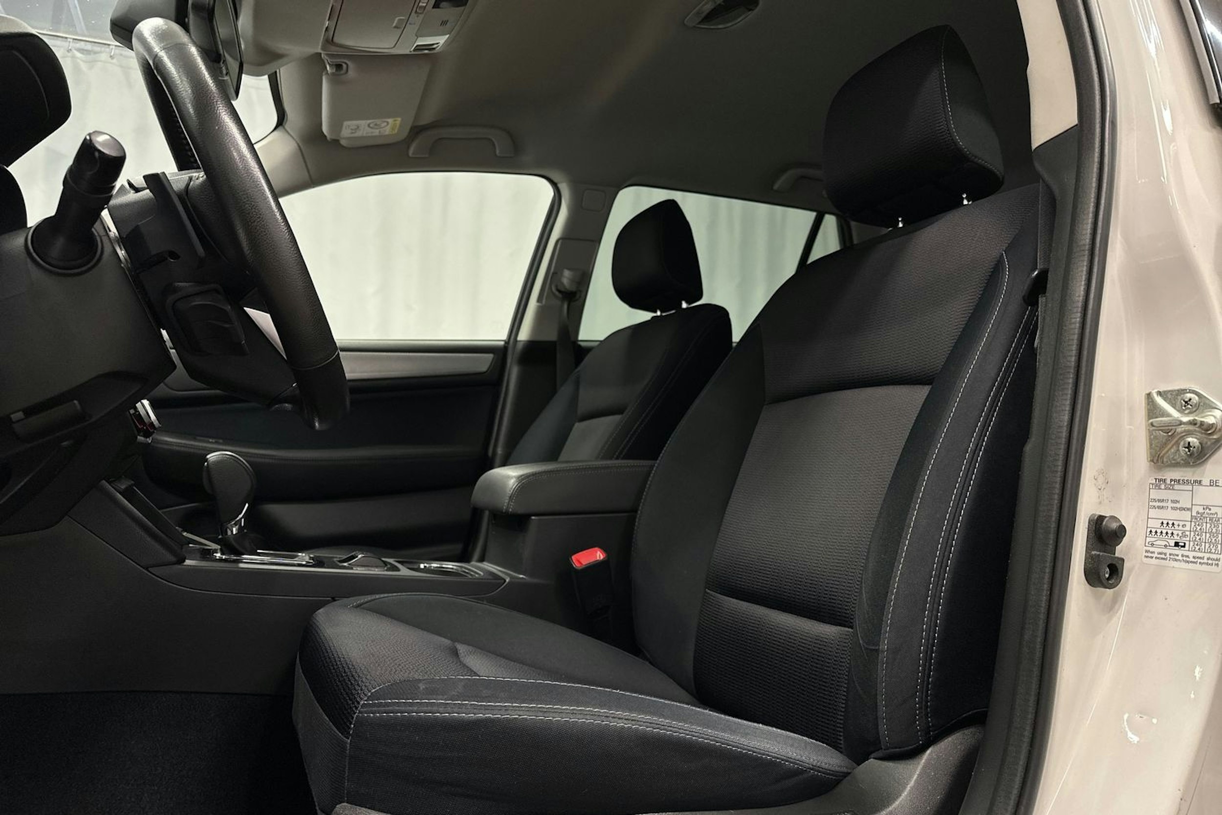 valkoinen Subaru Outback 2020 kuva 16.