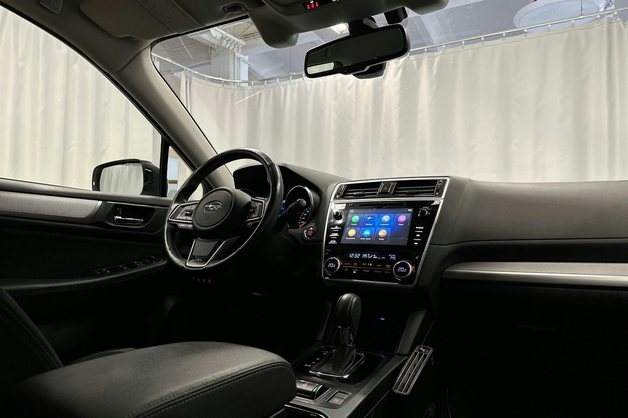 valkoinen Subaru Outback 2020 kuva 18.