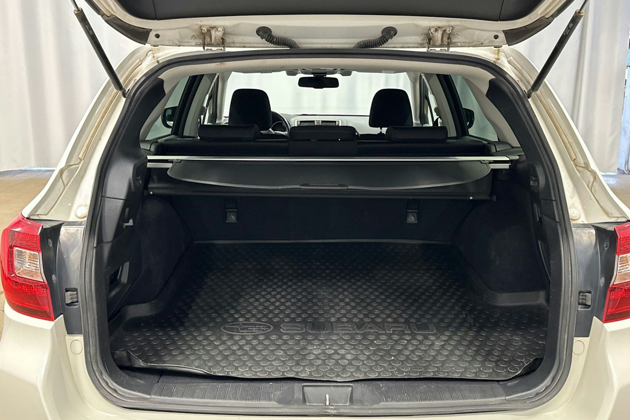 valkoinen Subaru Outback 2020 kuva 30.