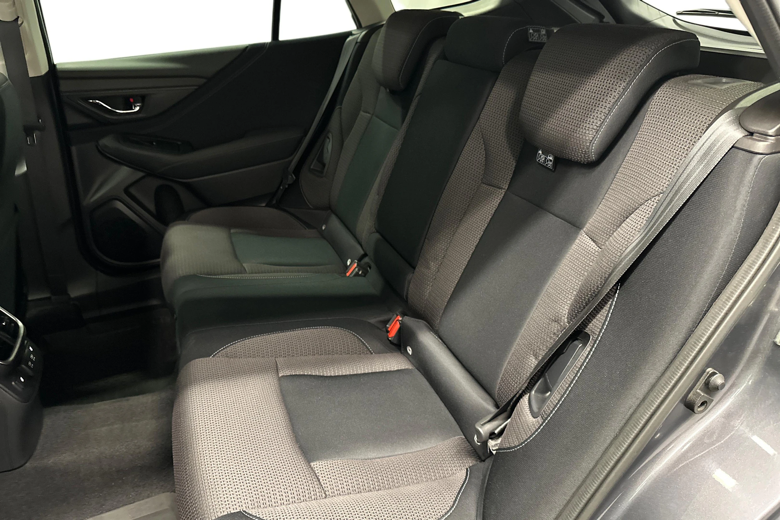 harmaa Subaru Outback 2021 kuva 8.