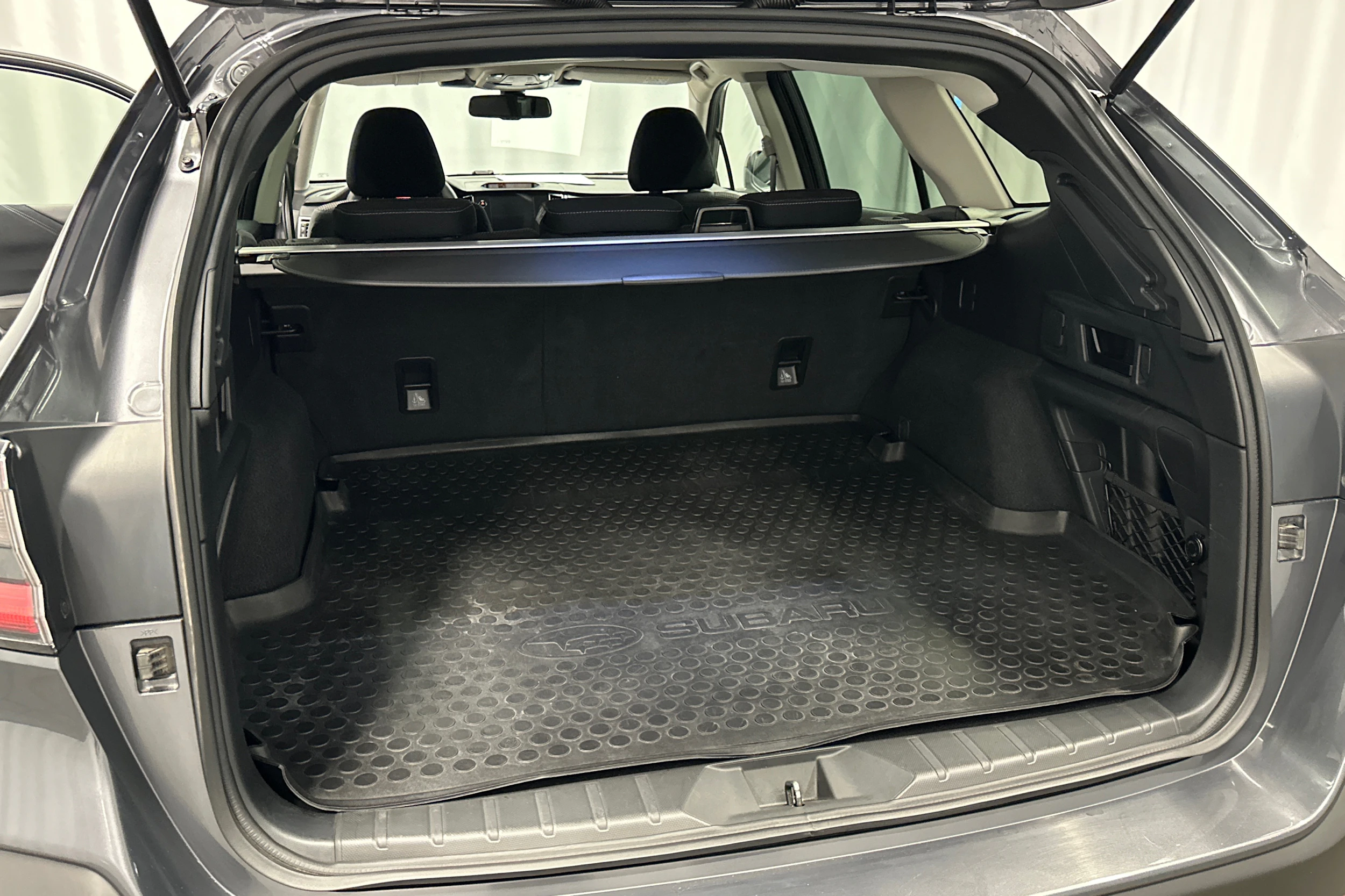 harmaa Subaru Outback 2021 kuva 32.