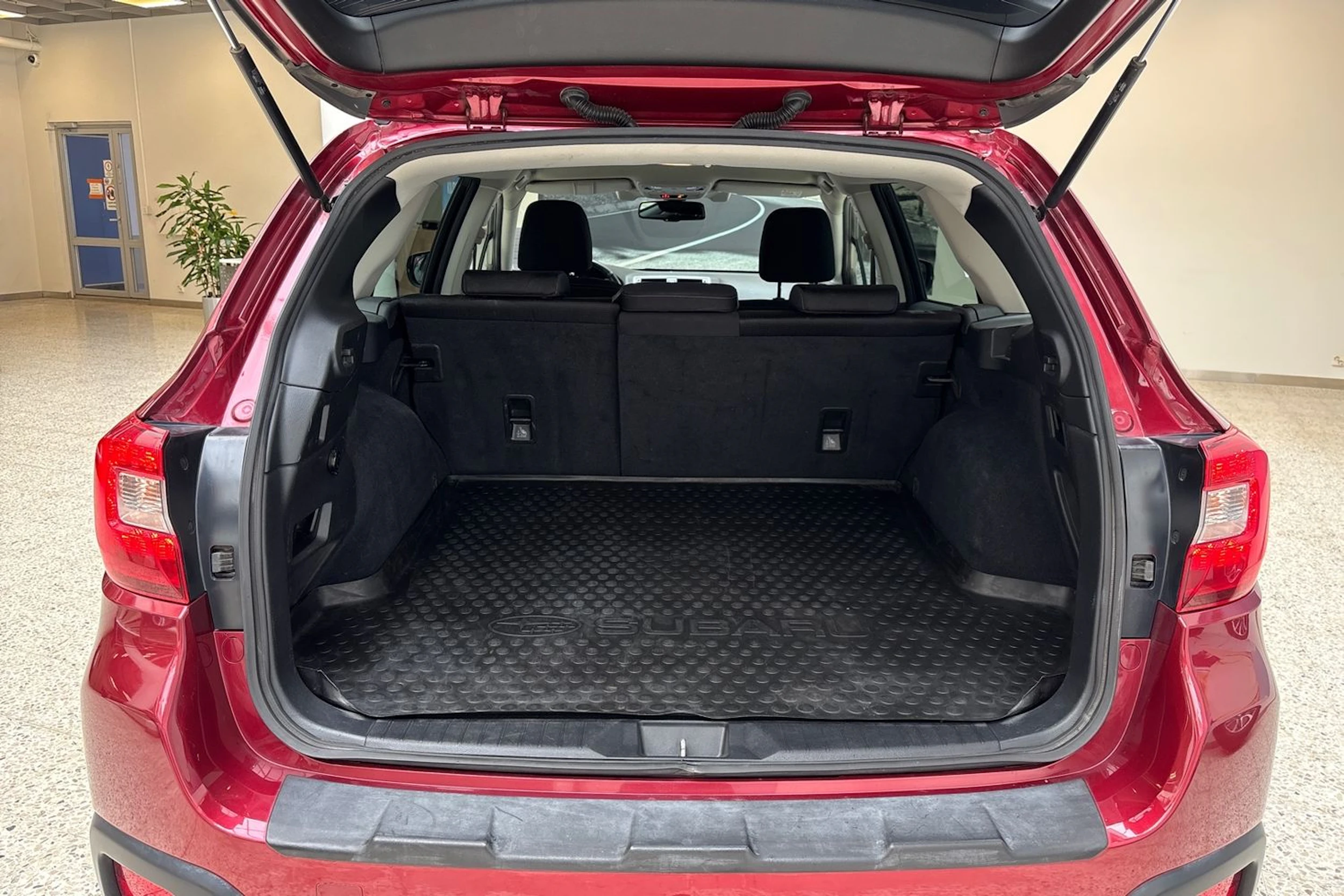 punainen Subaru Outback 2021 kuva 11.