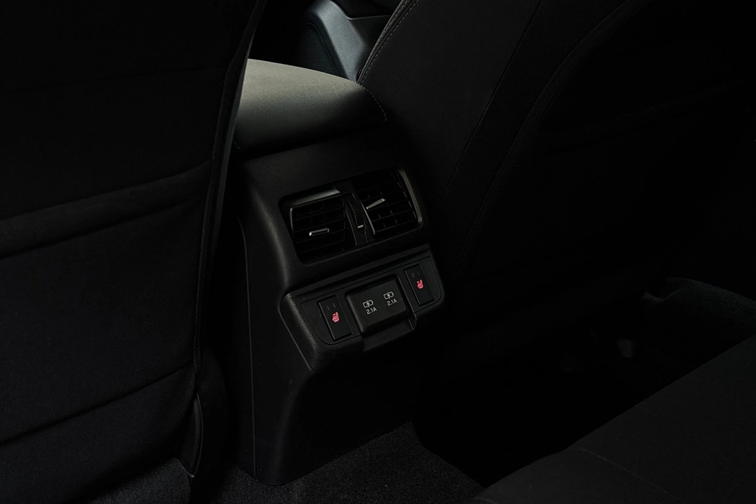 punainen Subaru Outback 2021 kuva 12.
