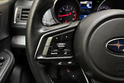 punainen Subaru Outback 2021 kuva 16.