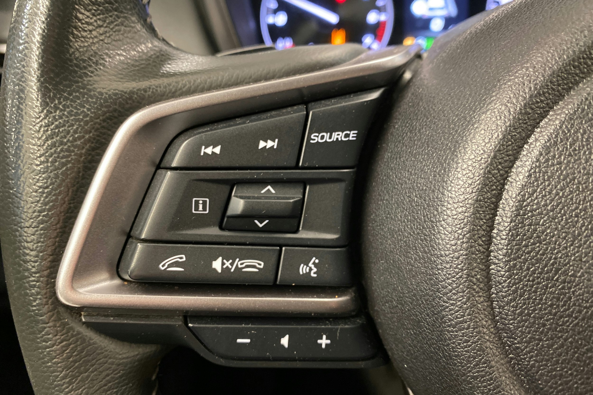 Vihreä Subaru Outback 2023 kuva 17.