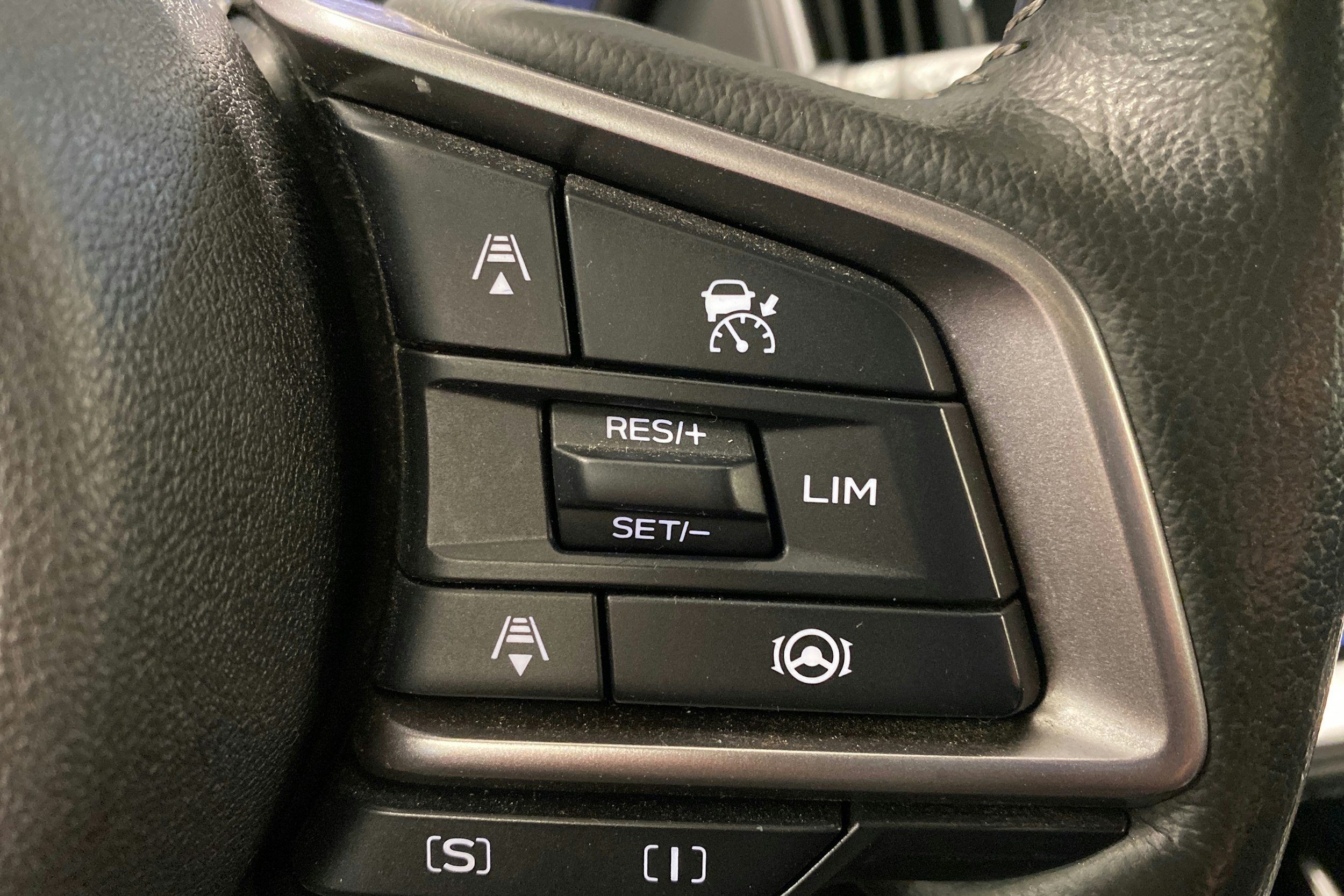 Vihreä Subaru Outback 2023 kuva 19.