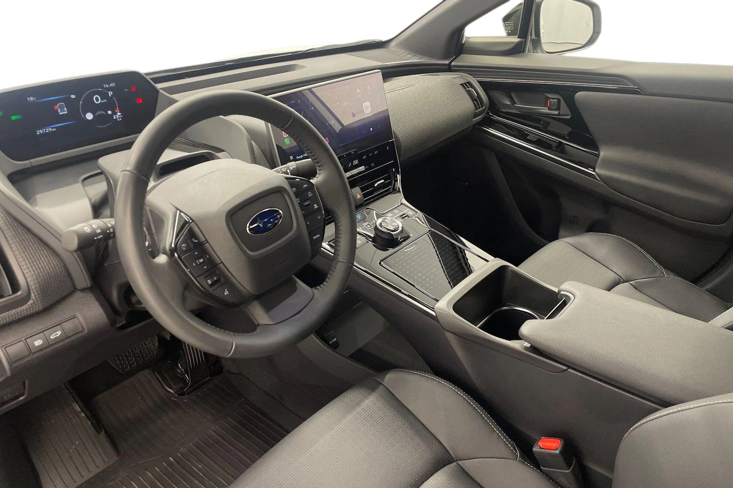 Valkoinen Subaru Solterra 2023 kuva 6.