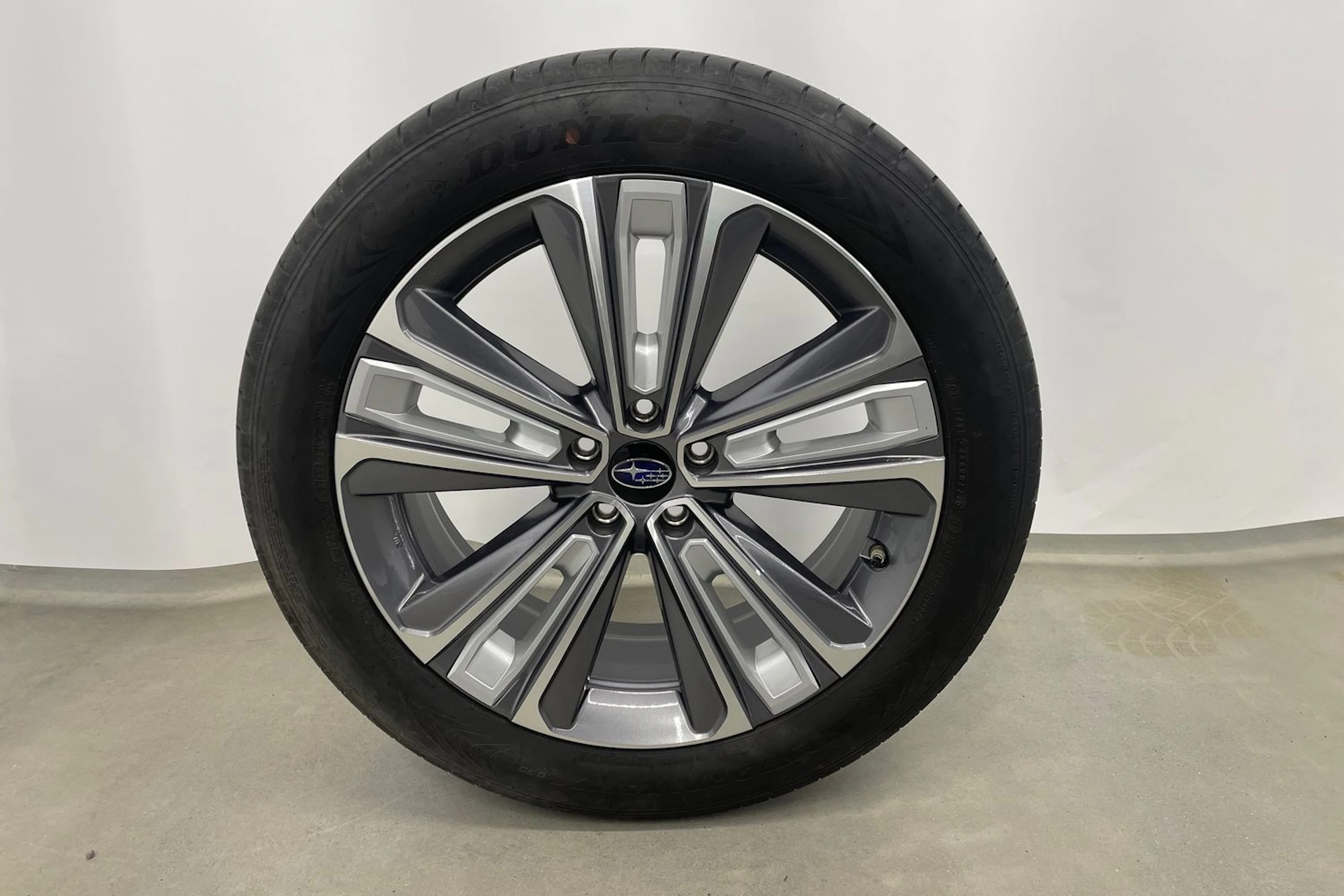 Valkoinen Subaru Solterra 2023 kuva 10.