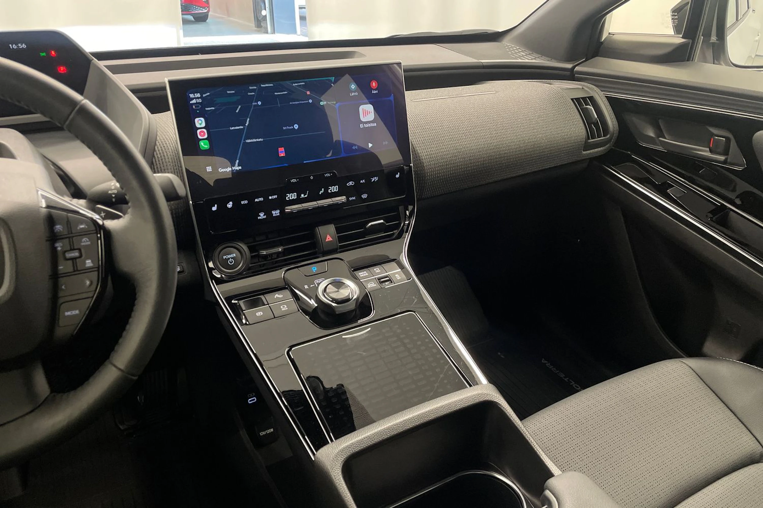 Valkoinen Subaru Solterra 2023 kuva 15.