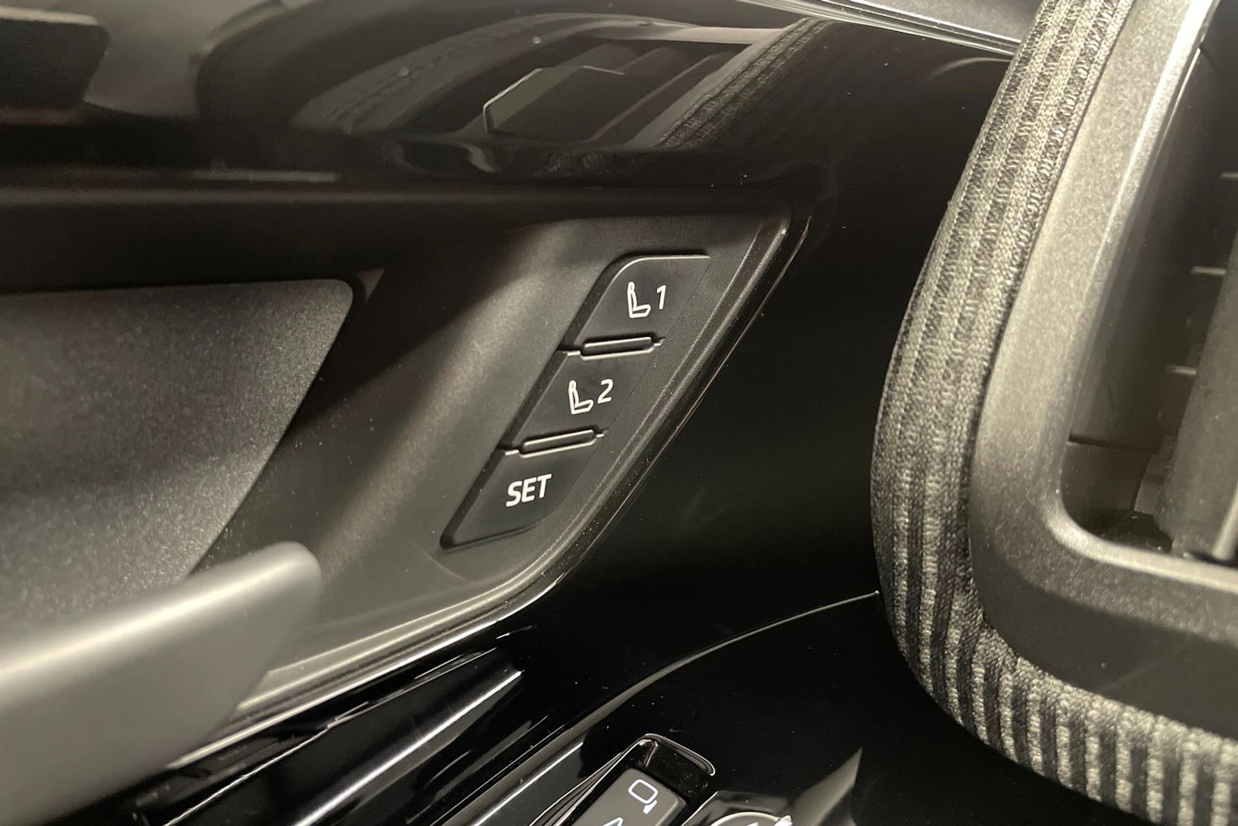 Valkoinen Subaru Solterra 2023 kuva 18.