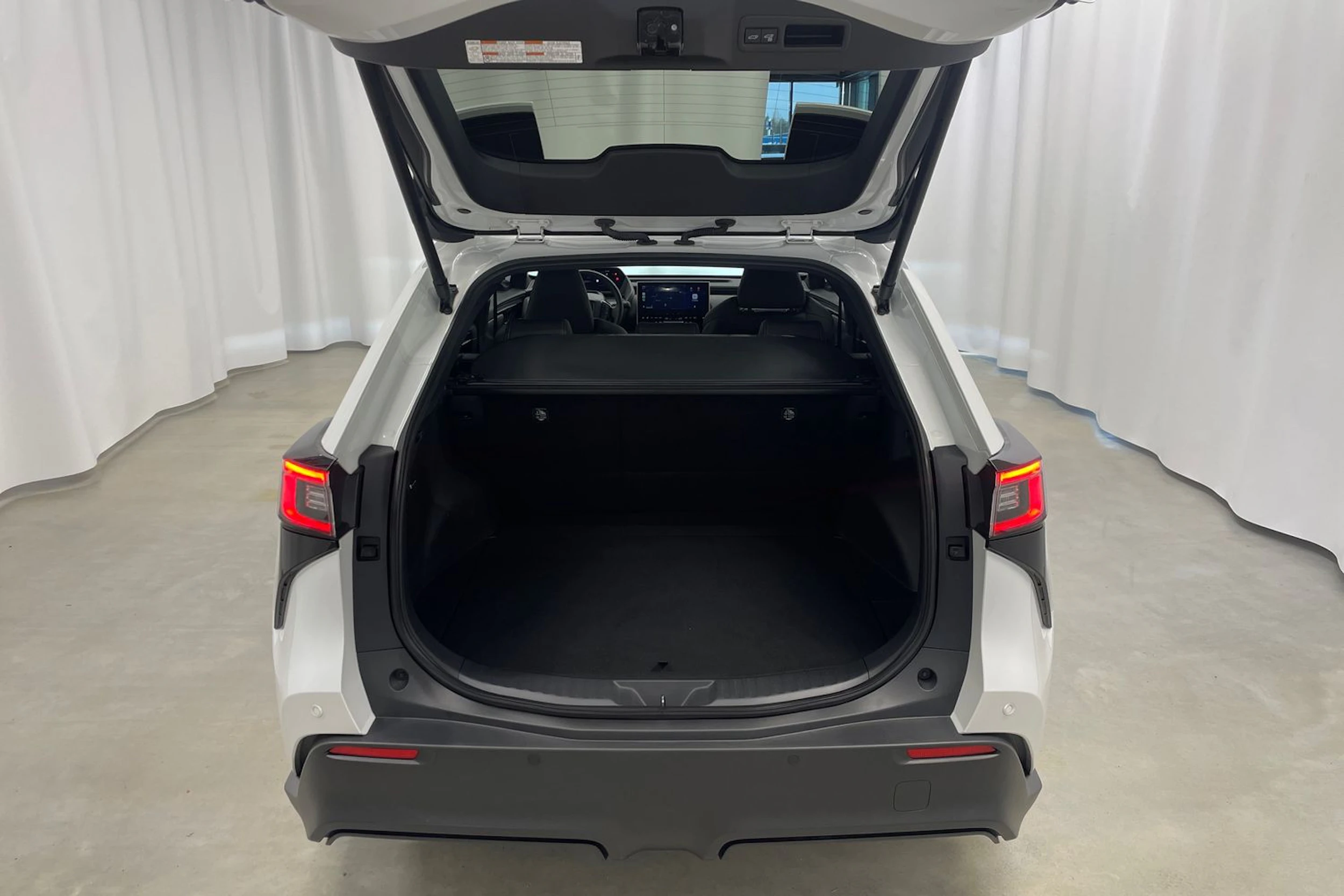 Valkoinen Subaru Solterra 2023 kuva 19.