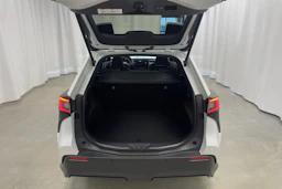 Valkoinen Subaru Solterra 2023 kuva 19.