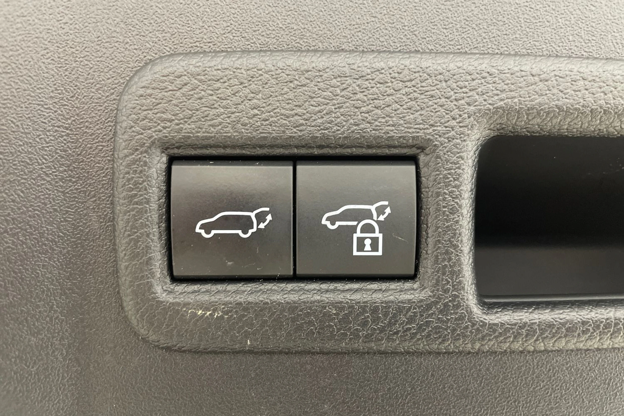 Valkoinen Subaru Solterra 2023 kuva 20.