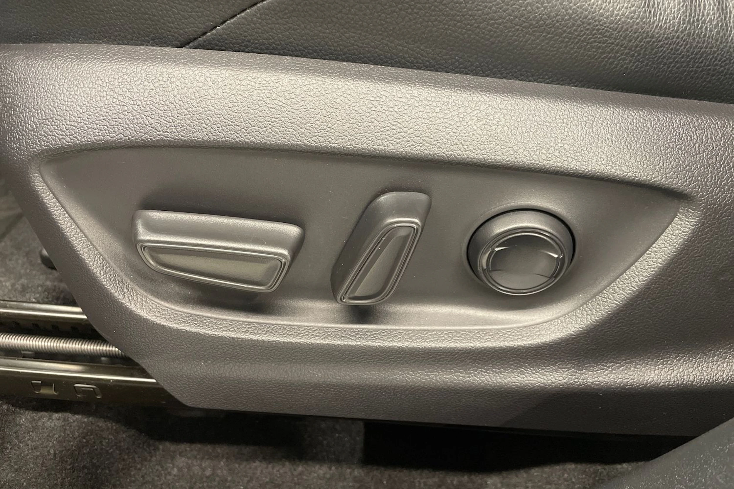 Valkoinen Subaru Solterra 2023 kuva 21.