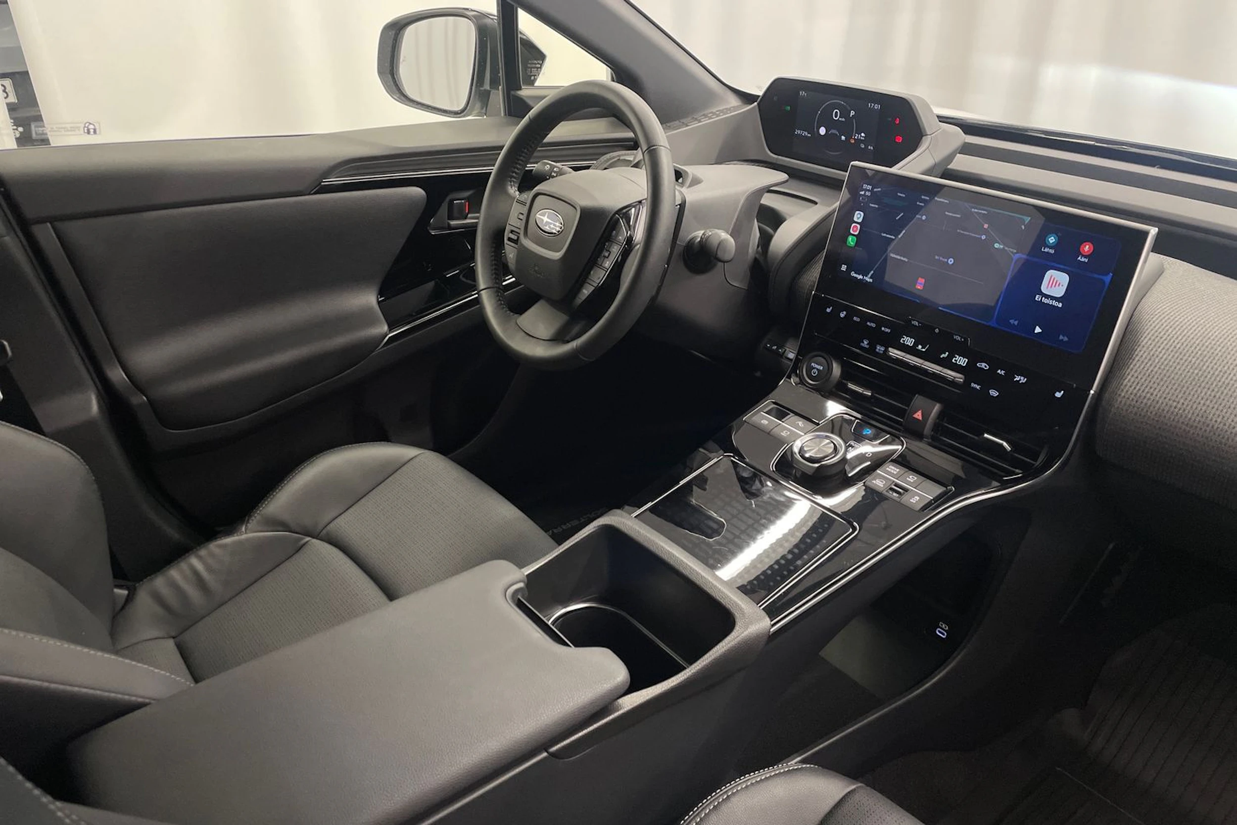 Valkoinen Subaru Solterra 2023 kuva 22.