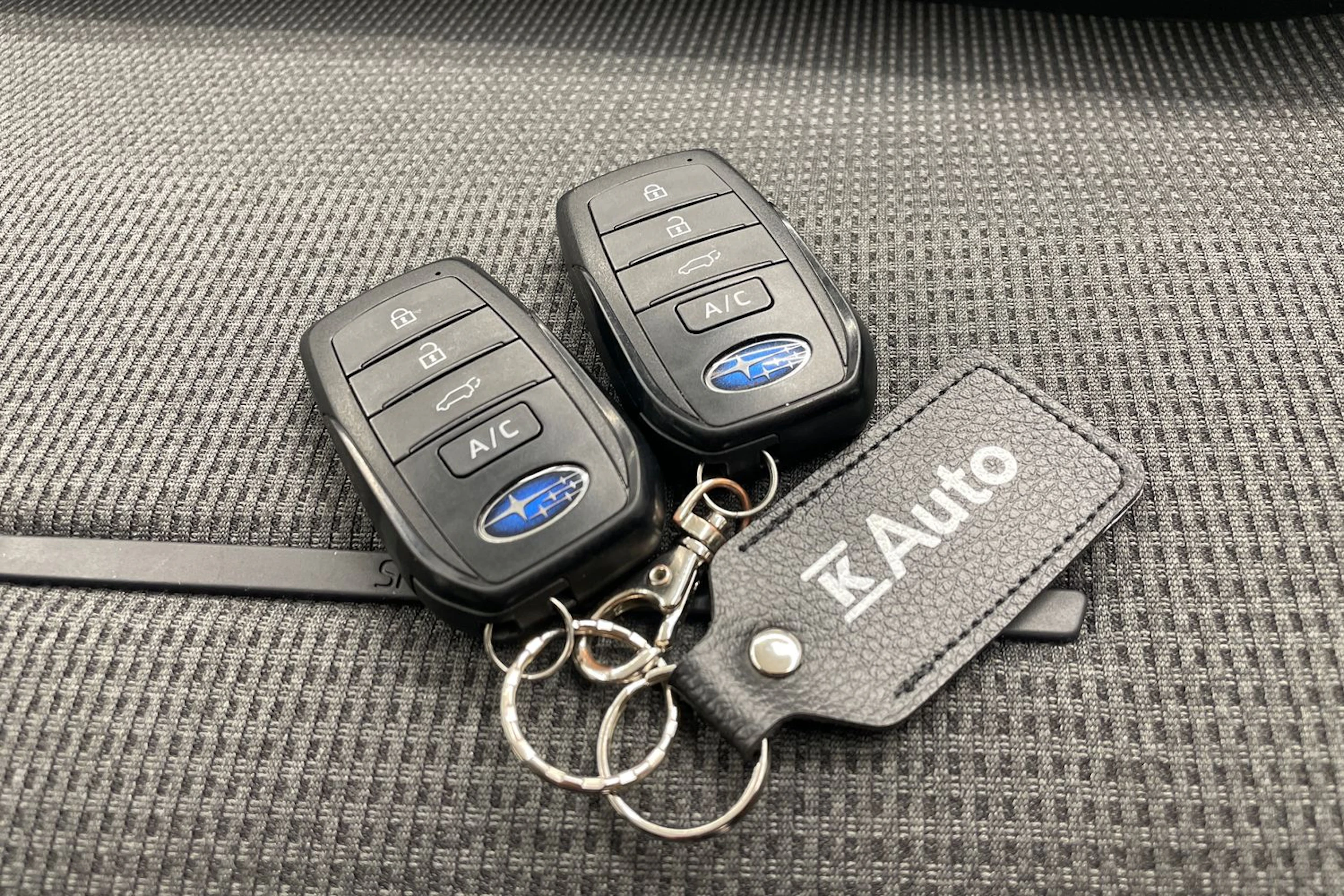 Valkoinen Subaru Solterra 2023 kuva 23.