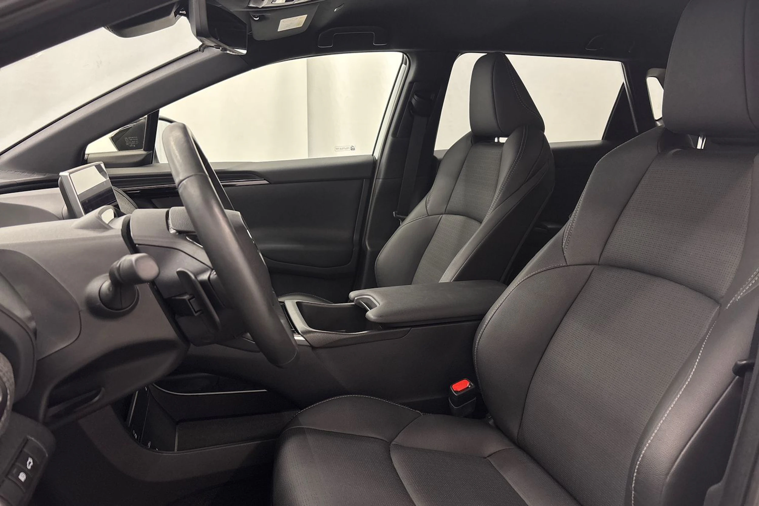 Valkoinen Subaru Solterra 2023 kuva 28.