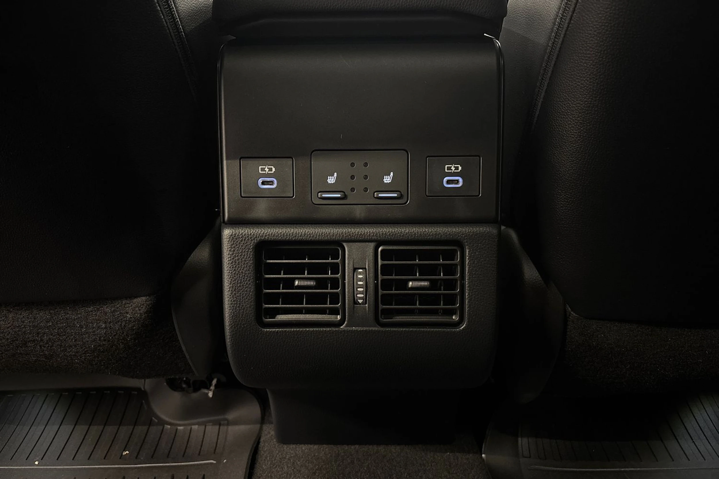 Valkoinen Subaru Solterra 2023 kuva 29.