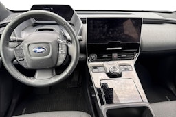 valkoinen Subaru Solterra 2023 kuva 3.