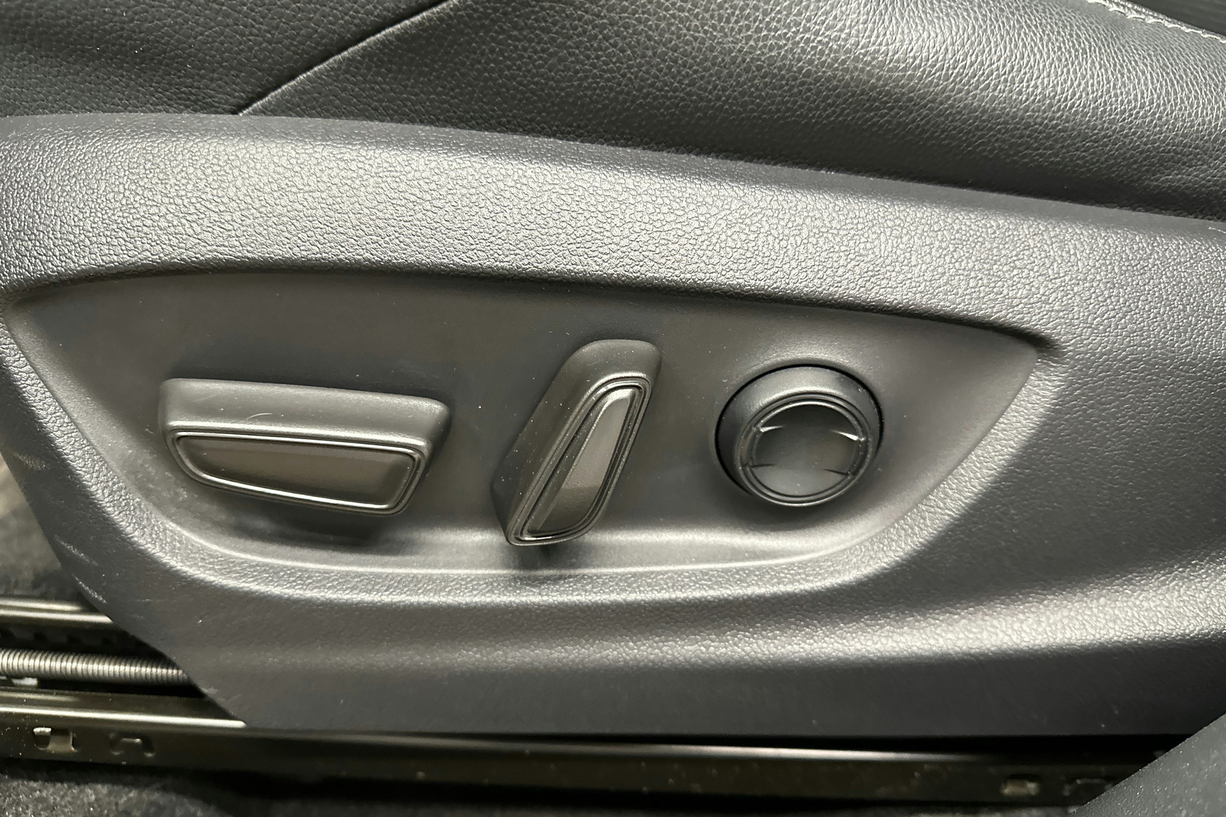 musta Subaru Solterra 2023 kuva 25.