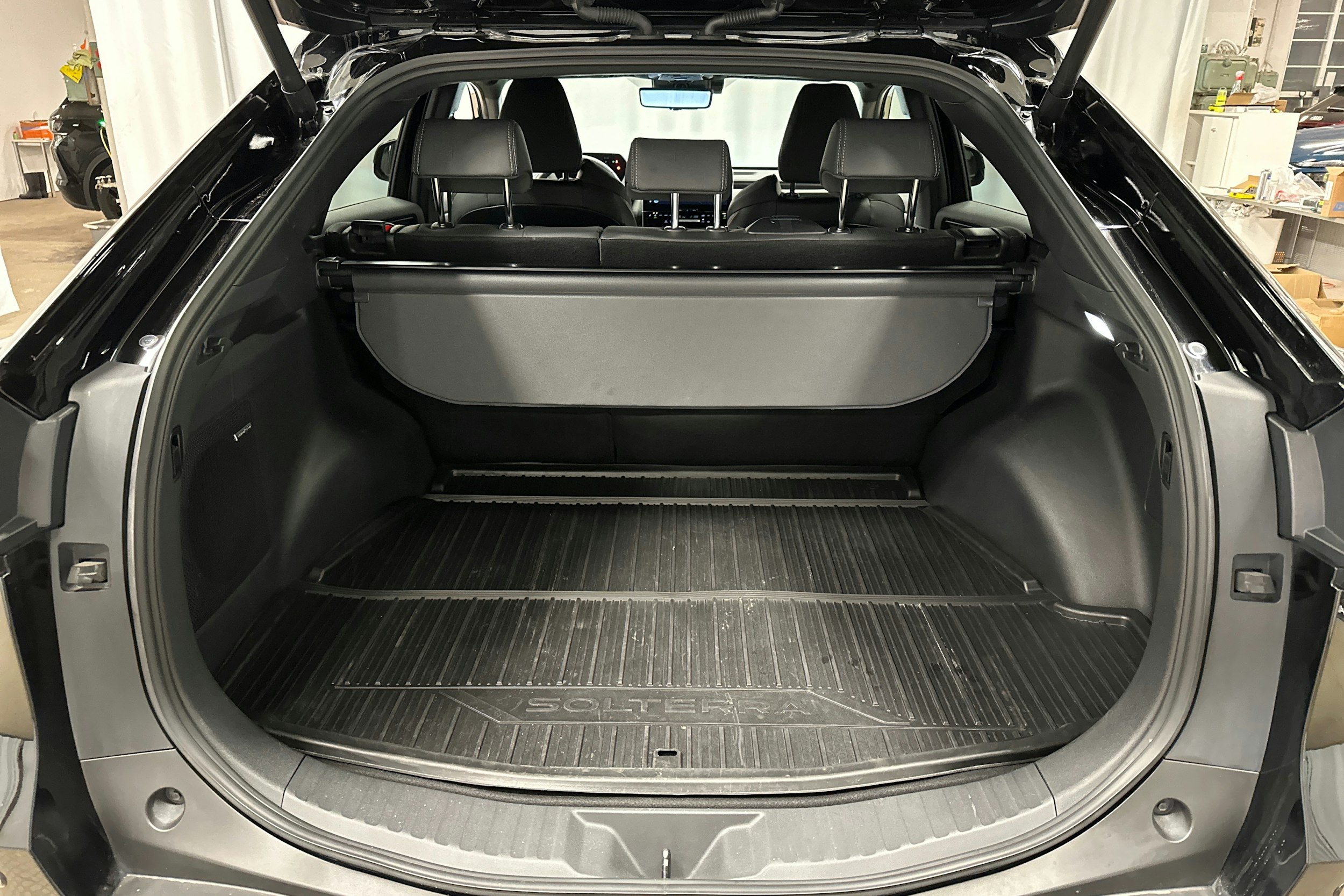 musta Subaru Solterra 2023 kuva 29.