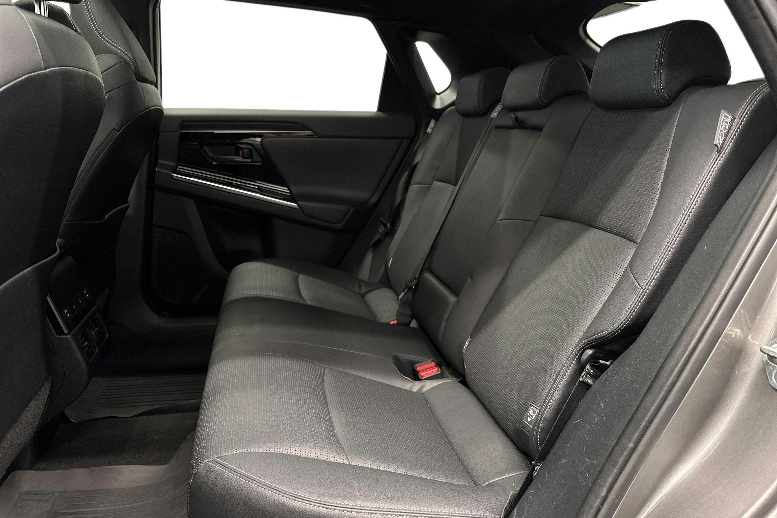 harmaa Subaru Solterra 2023 kuva 8.