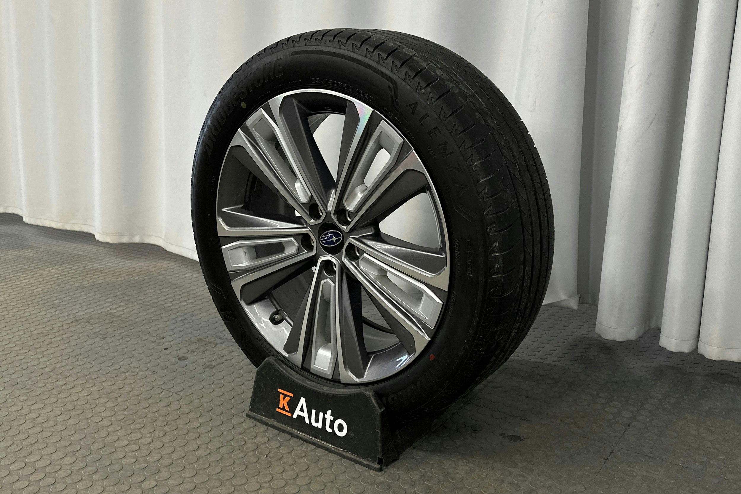 harmaa Subaru Solterra 2023 kuva 10.