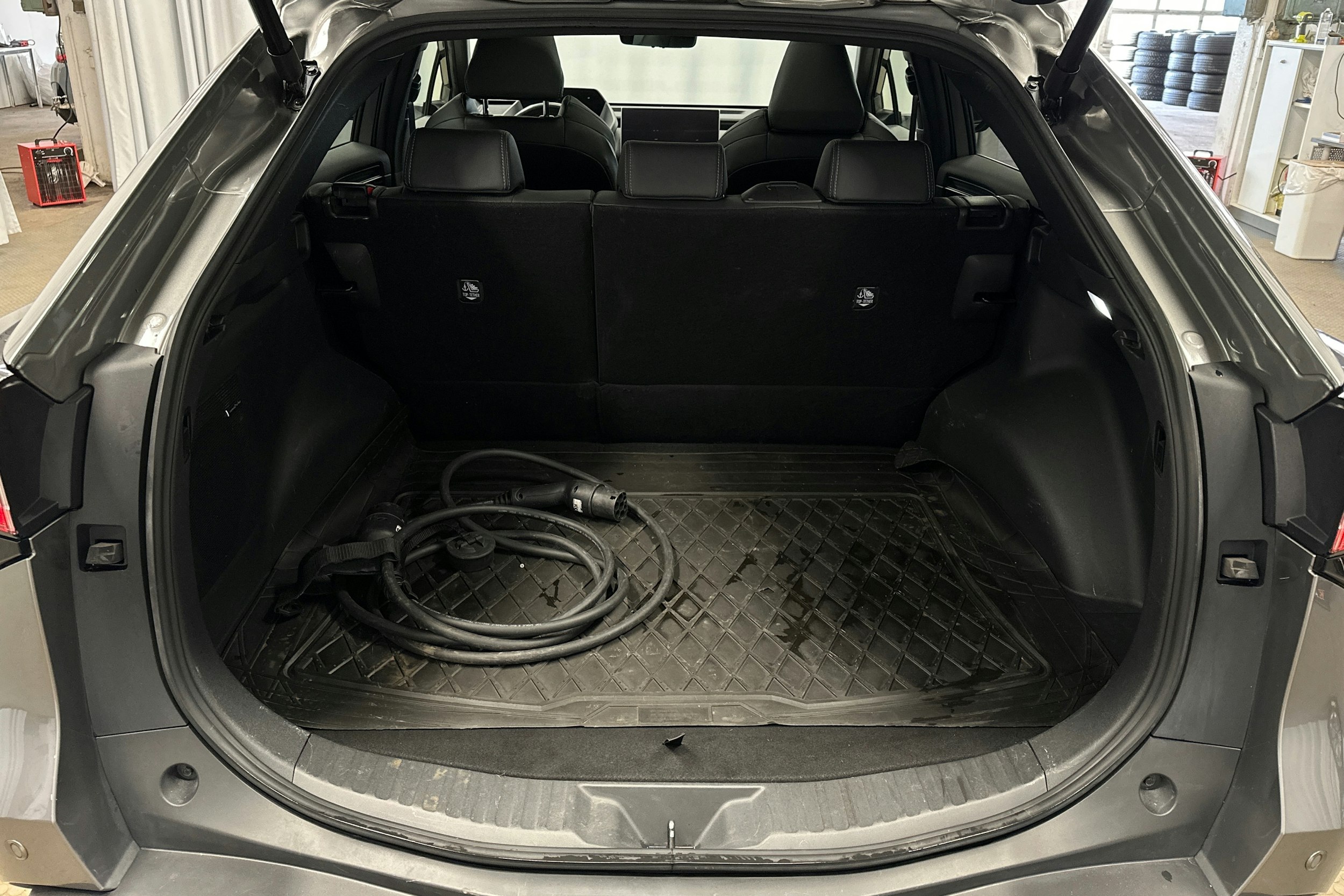 harmaa Subaru Solterra 2023 kuva 11.