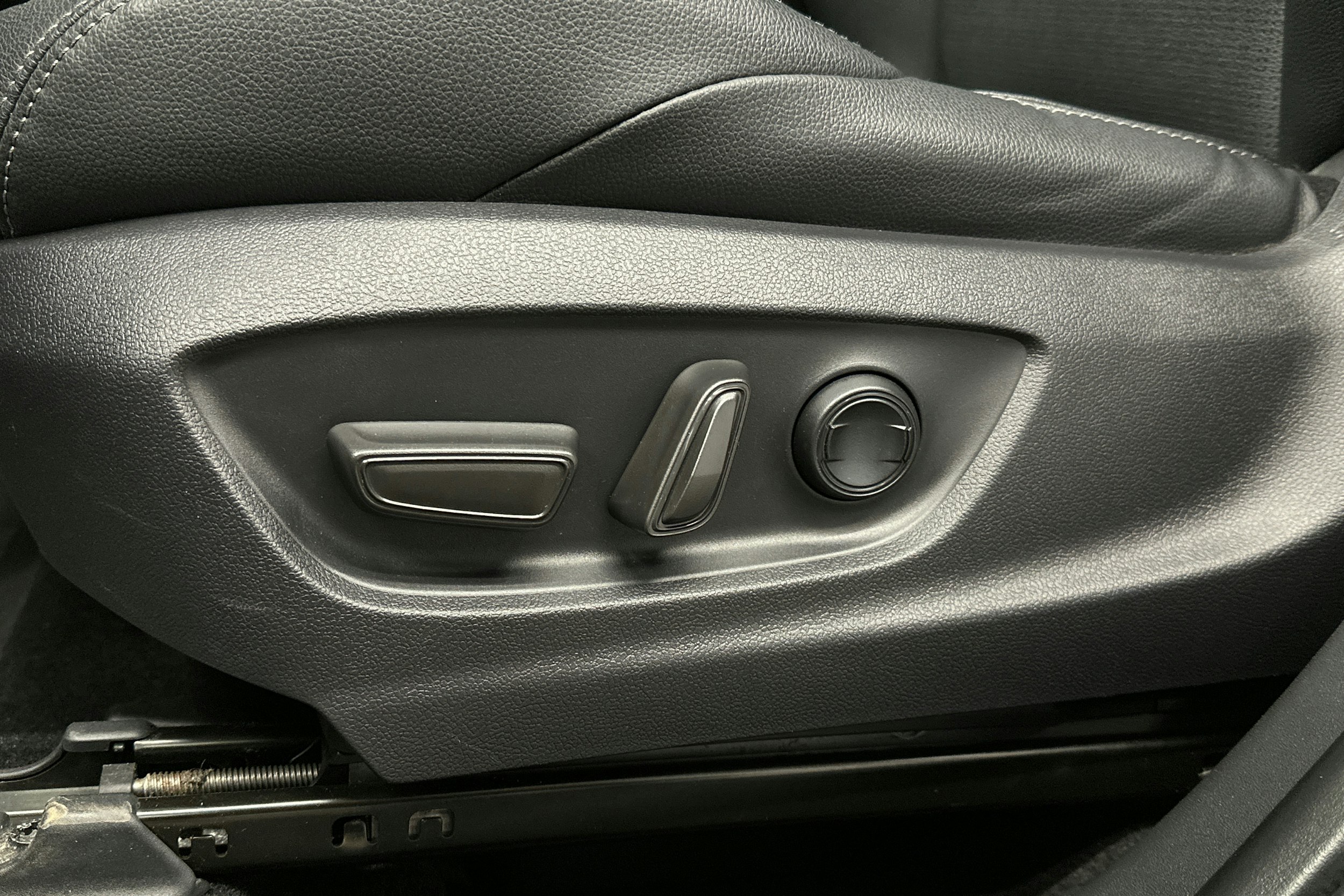 harmaa Subaru Solterra 2023 kuva 16.