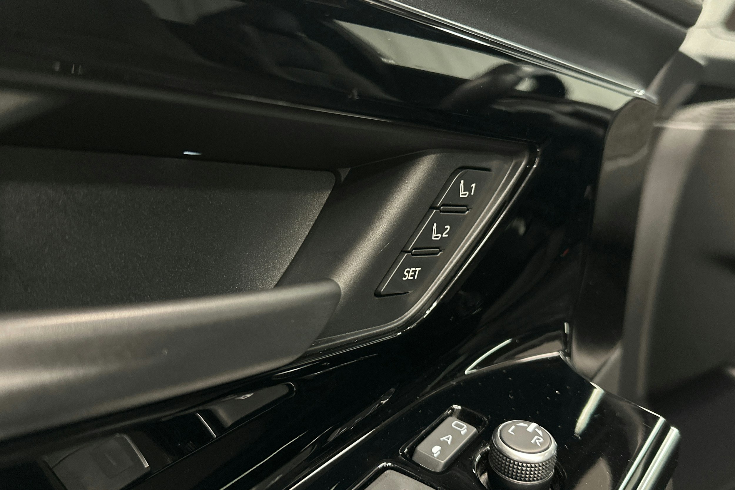 harmaa Subaru Solterra 2023 kuva 17.