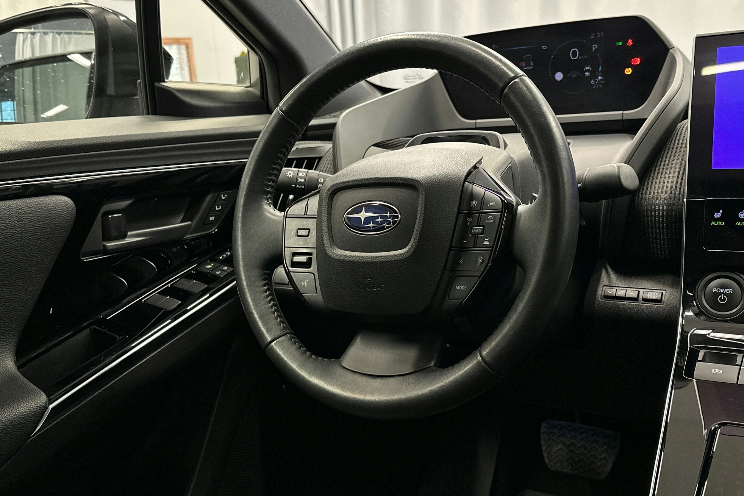 harmaa Subaru Solterra 2023 kuva 18.