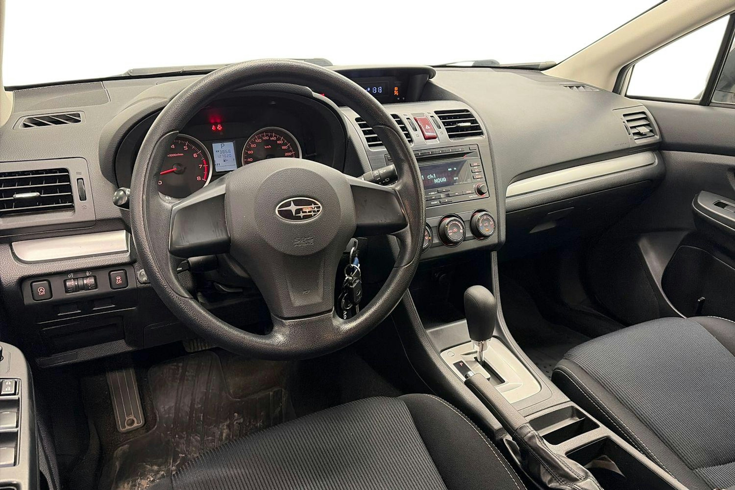 Valkoinen Subaru XV 2012 kuva 7.